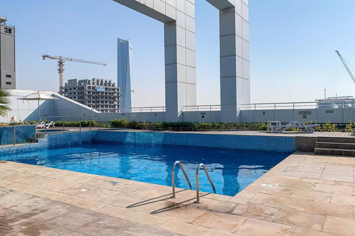 Frank Porter - Goldcrest Views 2 Apartment Dubai