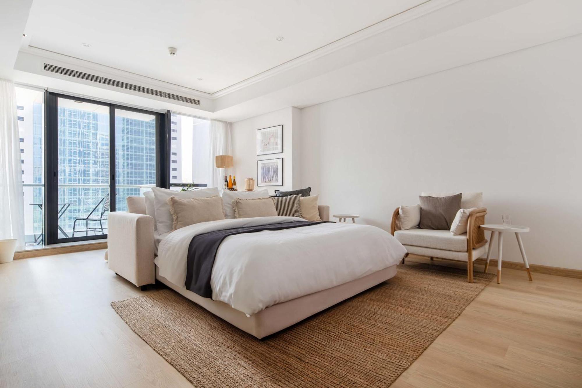 Frank Porter - Goldcrest Views 2 Apartment Dubai